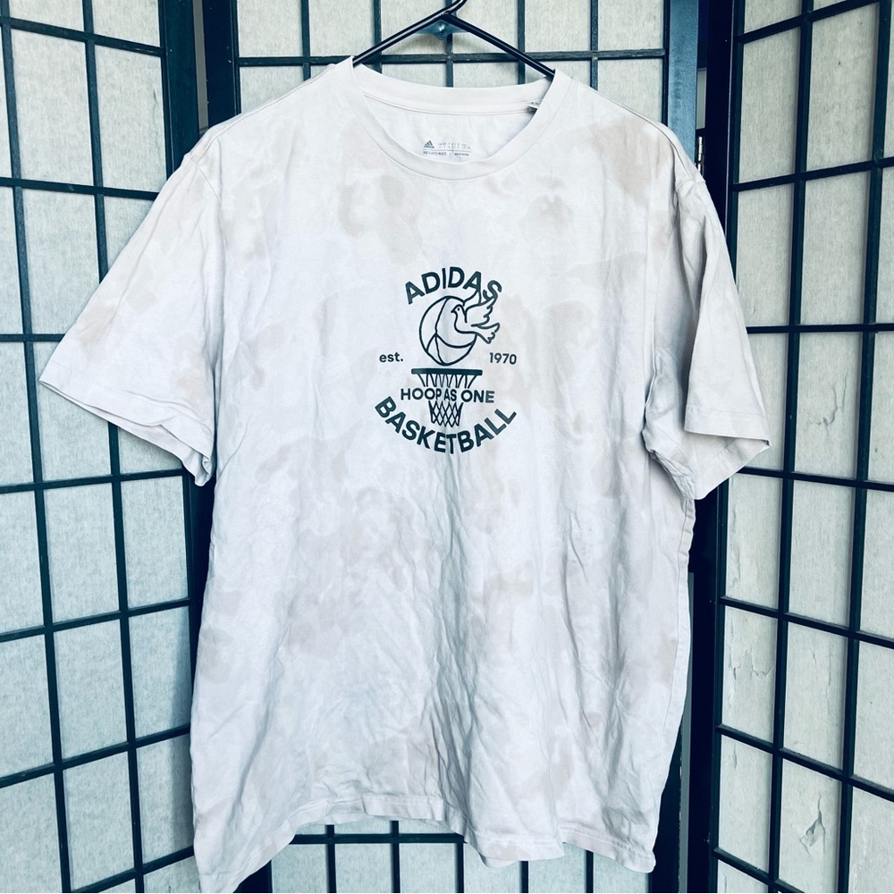 Adidas worldwide hoops basketball graphic t-shirt L